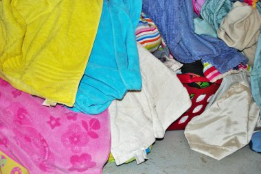 Bodrum katındaki çamaşır odasında yıkanması gereken bir yığın kirli havlu.