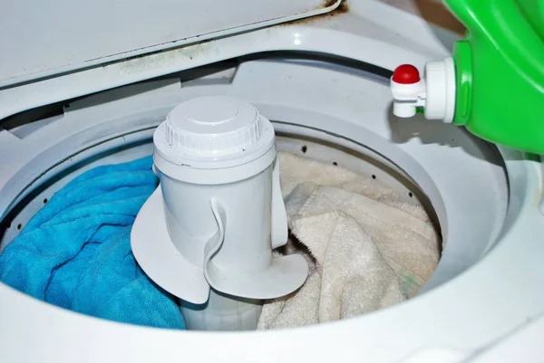 Ladung Schmutzige Handtücher Einer Waschmaschine Mit Waschmittel — Stockfoto