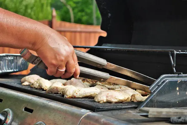 Vrouw Koken Kip Grill Voor Een Achtertuin Barbecue — Stockfoto