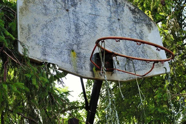 Çok Eski Terkedilmiş Basketbol Potası Dağılıyor — Stok fotoğraf