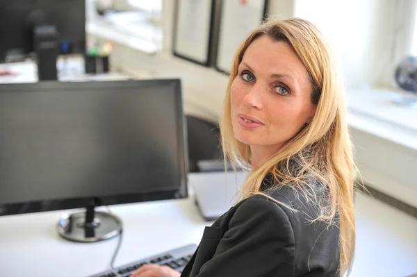 Business woman using a computer — Stock Photo, Image