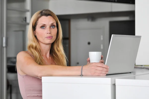 Mulher de negócios com um lap top e café — Fotografia de Stock