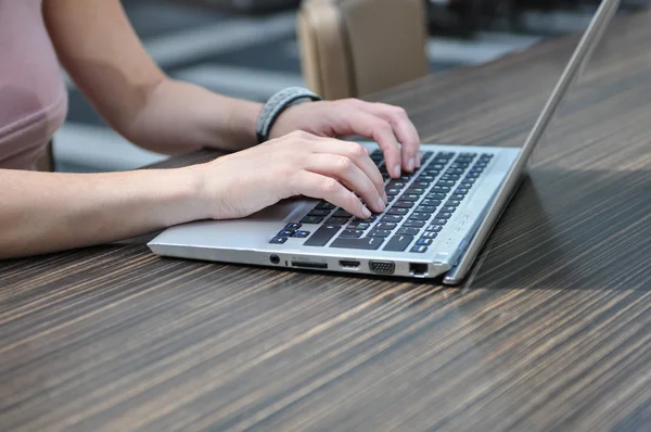 Hände auf einem Laptop Stockbild