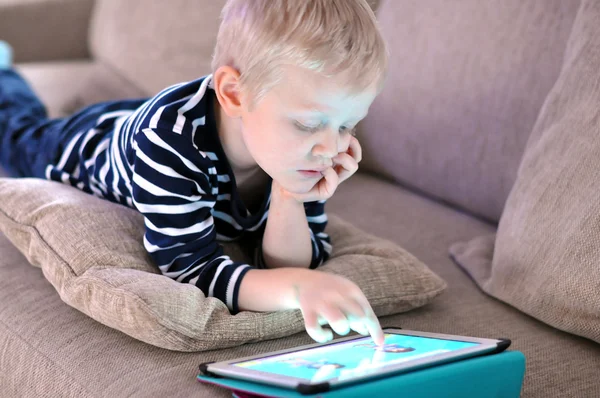Kind mit Tablet lizenzfreie Stockfotos