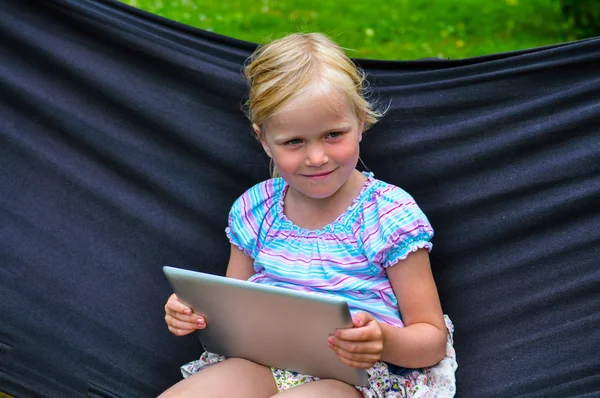 快乐的孩子与平板电脑 图库图片