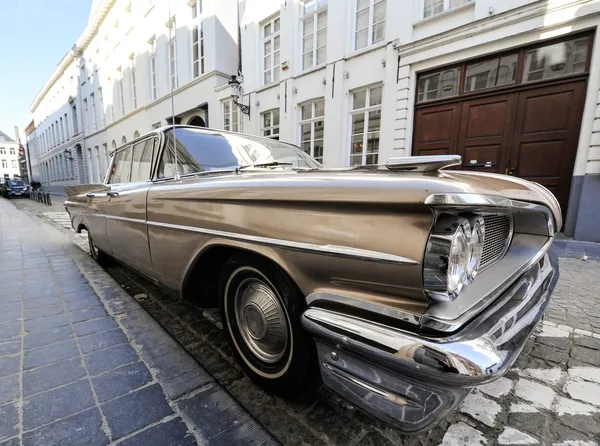 Klasik araba bir sokakta park edilmiş.