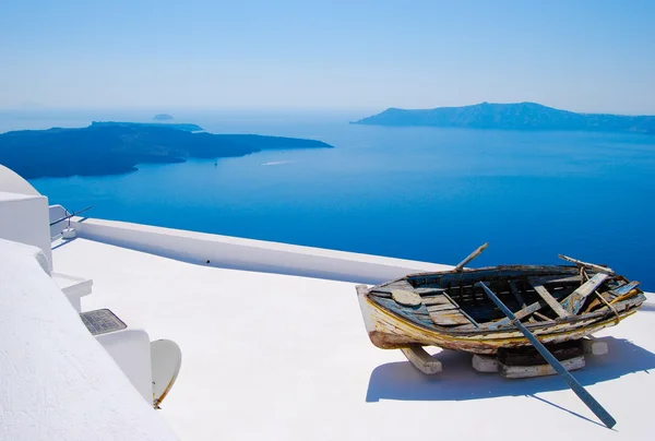 A santorini görög szigetek elhagyott csónak — Stock Fotó