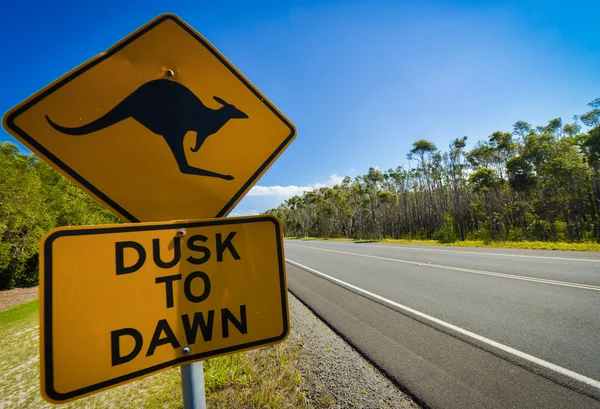 Sinal de estrada canguru ao lado de uma rodovia, Austrália — Fotografia de Stock