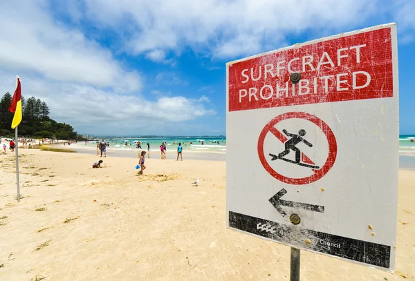 Surfcraft zakázáno varovným signálem na pláži — Stock fotografie