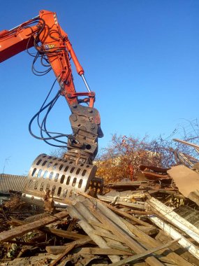 Kazı ve tahrip edilmiş bina, deprem, moloz ve enkaz yığını, çöplük.