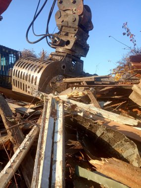 Kazı ve tahrip edilmiş bina, deprem, moloz ve enkaz yığını, çöplük.