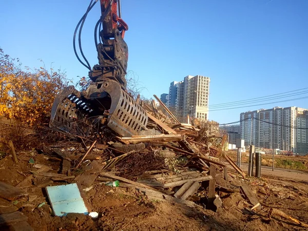 Kazı ve tahrip edilmiş bina, deprem, moloz ve enkaz yığını, çöplük.