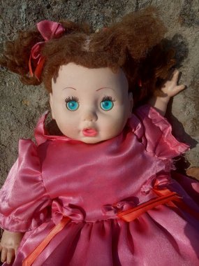 Güzel pembe bir elbise içinde gereksiz bir oyuncak bebek. 