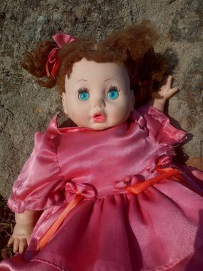 Güzel pembe bir elbise içinde gereksiz bir oyuncak bebek. 