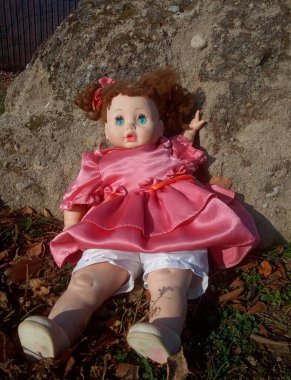 Güzel pembe bir elbise içinde gereksiz bir oyuncak bebek. 