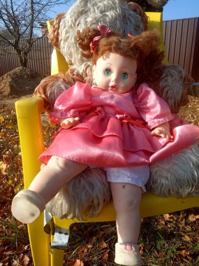 Güzel pembe bir elbise içinde gereksiz bir oyuncak bebek. 