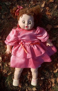 Güzel pembe bir elbise içinde gereksiz bir oyuncak bebek. 