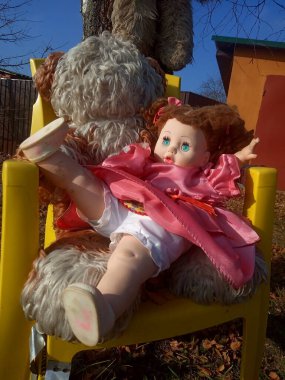 Güzel pembe bir elbise içinde gereksiz bir oyuncak bebek. 