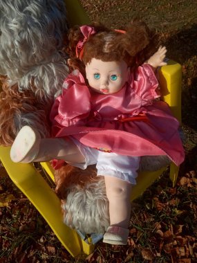 Güzel pembe bir elbise içinde gereksiz bir oyuncak bebek. 