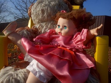 Güzel pembe bir elbise içinde gereksiz bir oyuncak bebek. 