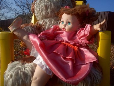 Güzel pembe bir elbise içinde gereksiz bir oyuncak bebek. 