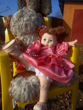 Güzel pembe bir elbise içinde gereksiz bir oyuncak bebek. 