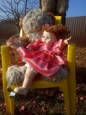 Güzel pembe bir elbise içinde gereksiz bir oyuncak bebek. 