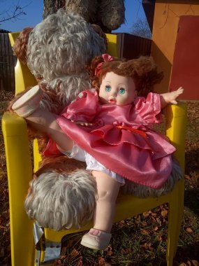 Güzel pembe bir elbise içinde gereksiz bir oyuncak bebek. 