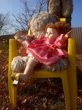 Güzel pembe bir elbise içinde gereksiz bir oyuncak bebek. 