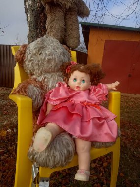 Güzel pembe bir elbise içinde gereksiz bir oyuncak bebek. 