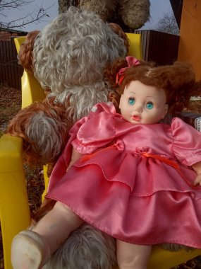 Güzel pembe bir elbise içinde gereksiz bir oyuncak bebek. 