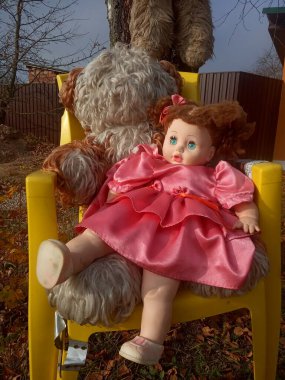 Güzel pembe bir elbise içinde gereksiz bir oyuncak bebek. 