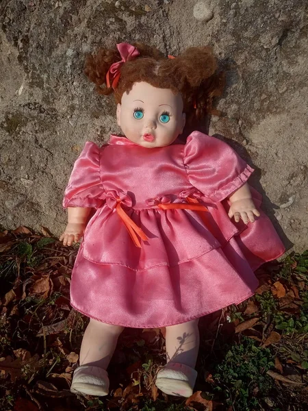 Muñeca Innecesaria Abandonada Hermoso Vestido Rosa — Foto de Stock