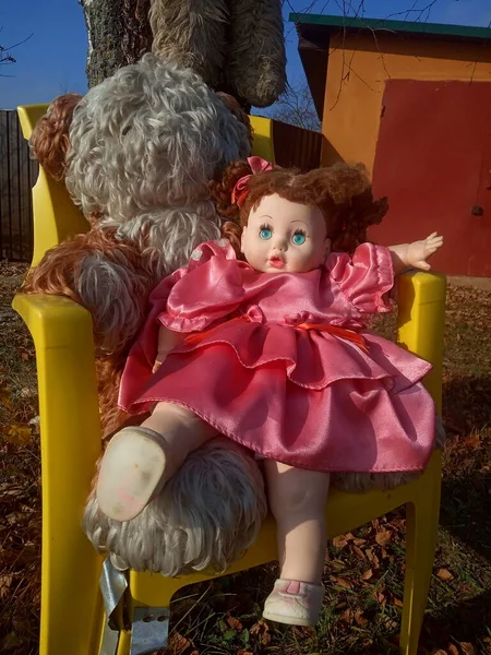 Güzel pembe bir elbise içinde gereksiz bir oyuncak bebek. 