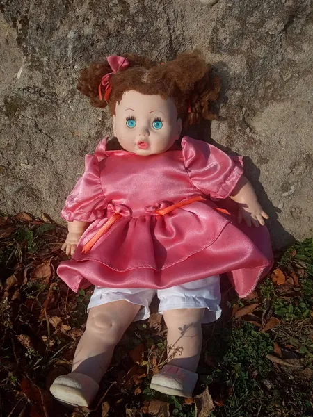Verlassene Unnötige Puppe Einem Schönen Rosa Kleid — Stockfoto