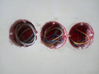 Duvar soketi kurulumu. Elektrik prizleri kurmaya çalış.. 