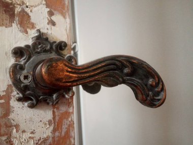 Eski bir antika kapı kolu, eski bir kapının parçası.