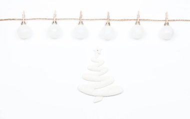 Noel beyaz arka planı ve oyuncak topları. Mandallı ve toplu doğal iplik.