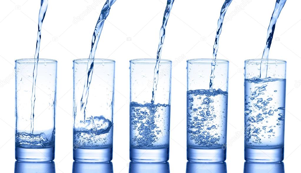 Agua que vierte en cubos de