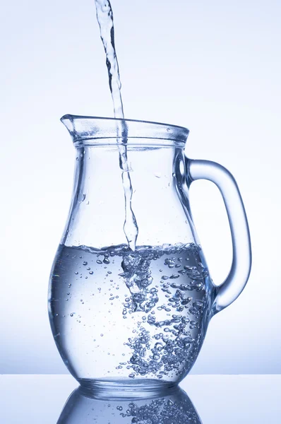 Derramando água em um jarro — Fotografia de Stock