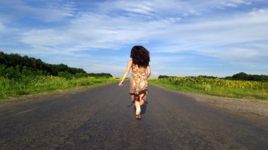 Yolun aşağısında çalışıyor