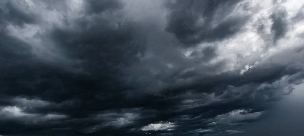 Temná Obloha Hustými Mraky Sbíhá Před Deštěm Zuří Bouřka — Stock fotografie