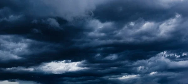 Temné Obloze Sbíhaly Mraky Nalevo Před Deštěm Zuřila Silná Bouřka — Stock fotografie