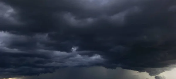 Der Dunkle Himmel Mit Zusammenziehenden Schweren Wolken Und Einem Heftigen — Stockfoto