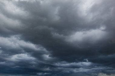 Şiddetli bulutlarla kaplı karanlık gökyüzü ve yağmurdan önce şiddetli bir fırtına. Kötü ya da kasvetli hava..