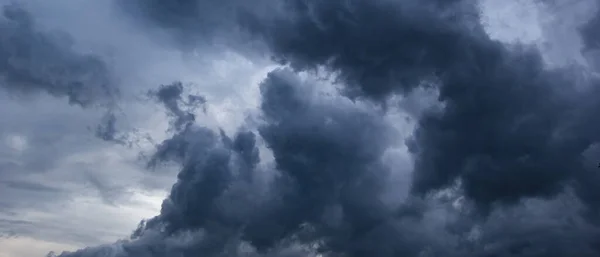 Temná Obloha Hustými Mraky Sbíhá Před Deštěm Zuří Bouřka Špatná — Stock fotografie