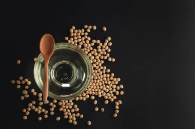 Siyah arka planda yağlı soya fasulyesi, üstü açık, üstü açık, üstü açık, seçik odaklı. Kopya alanı.