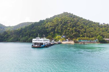 Trat, Tayland-14 Nisan 2022: Rıhtımdaki feribot kıyıdan Koh Chang 'e birkaç araba taşır..
