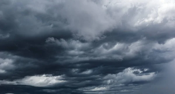 Cielo Oscuro Con Nubes Pesadas Convergiendo Una Tormenta Violenta Antes — Foto de Stock