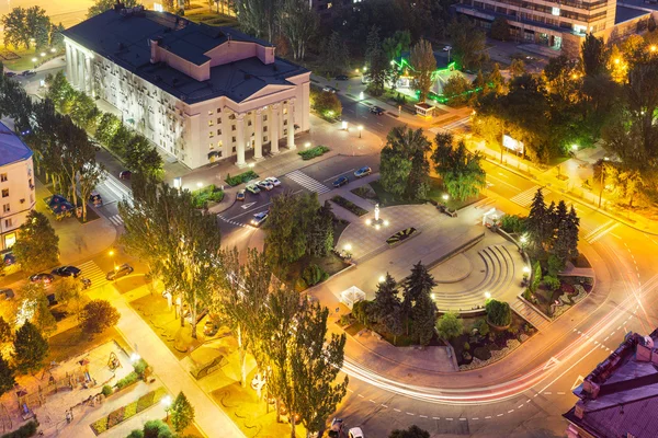 Cascada del jardín con árboles de arce japonés — Foto de stock